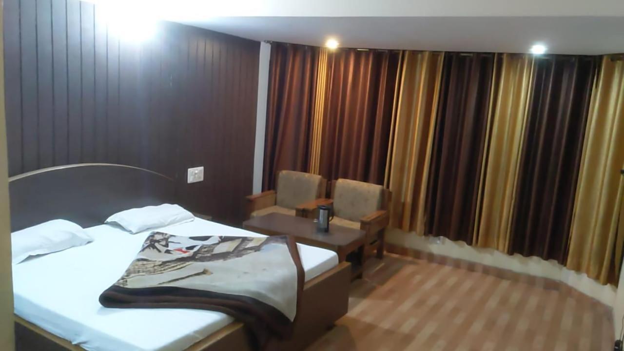 Hotel Raj Deluxe Haridwār Eksteriør billede