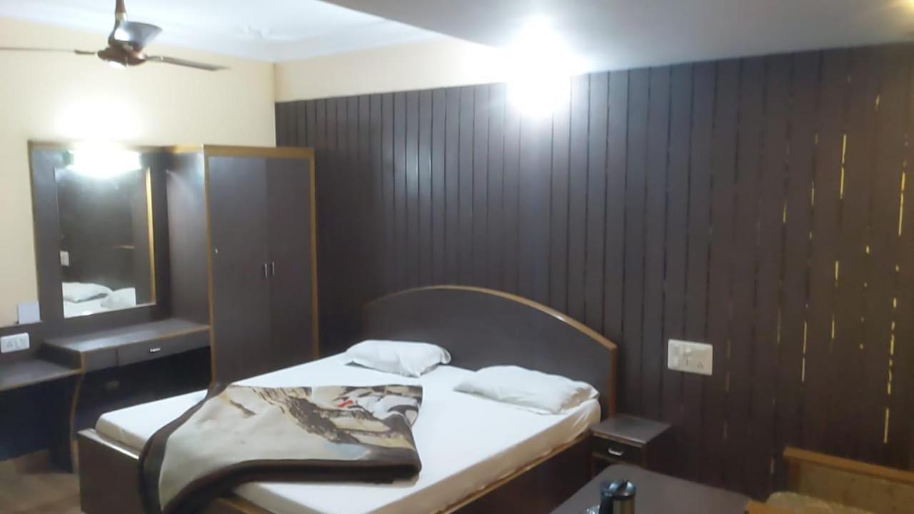 Hotel Raj Deluxe Haridwār Eksteriør billede