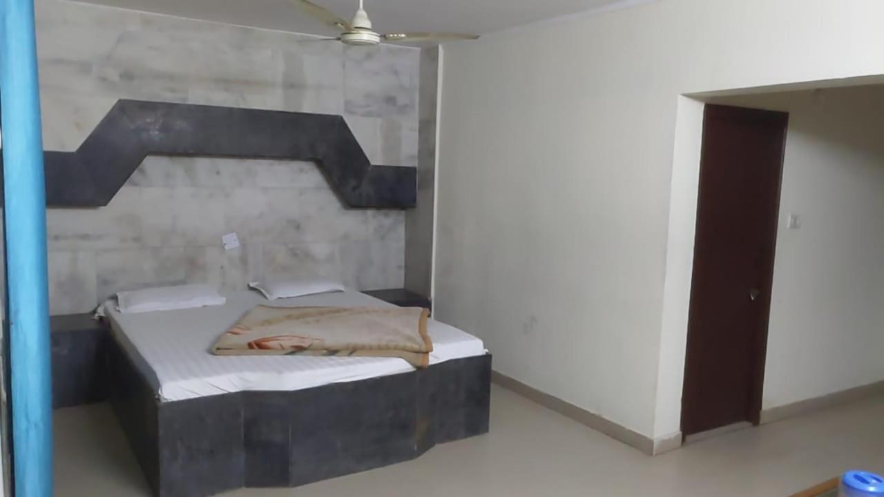 Hotel Raj Deluxe Haridwār Eksteriør billede